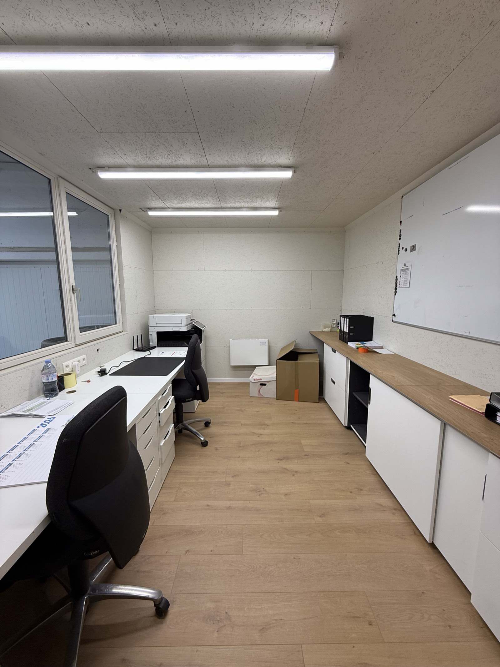 Kantoor met eikenafwerking en daglicht