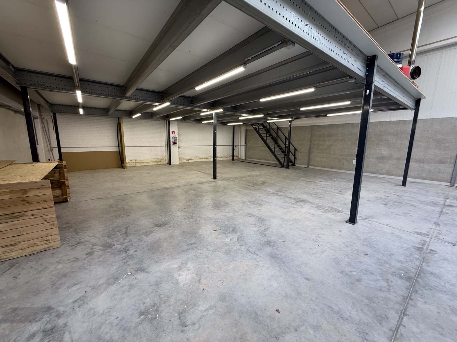 Industrieel atelier met staalstructuur en mezzanine, Vichte
