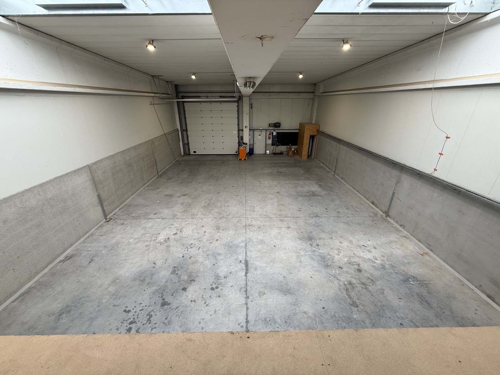 Gepolierde betonvloer, lege hal